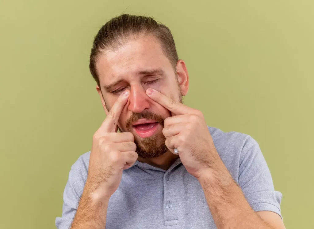 síntomas de alergia al sol en los ojos en adultos